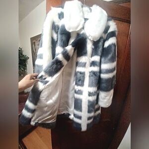 CHIC CHARCOAL GREY & WHITE 3/4-LENGTH FAUX FUR JACKET-(NWOT)